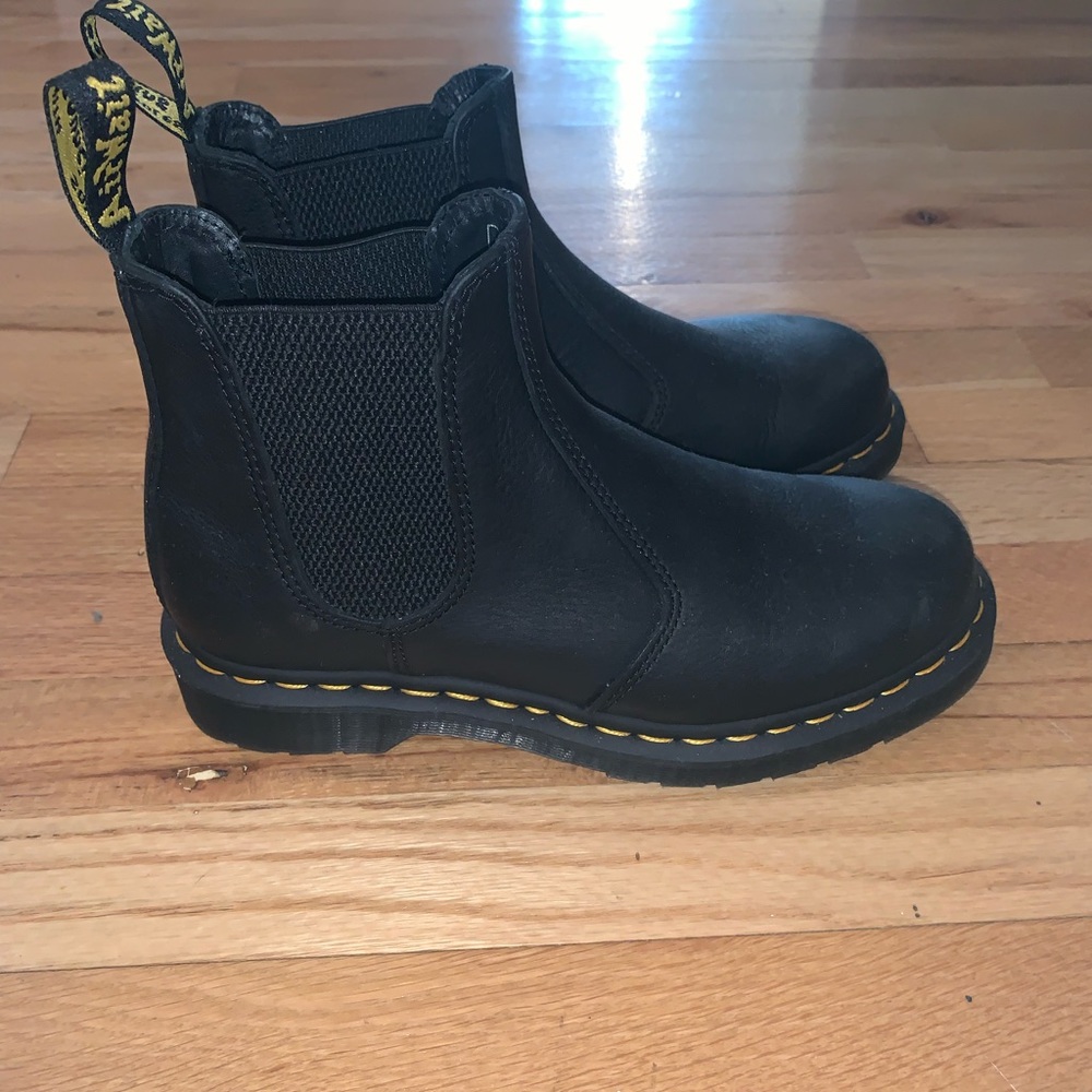 Dr. Martens 2976 Chelsea boots size 7 women’s.  never worn